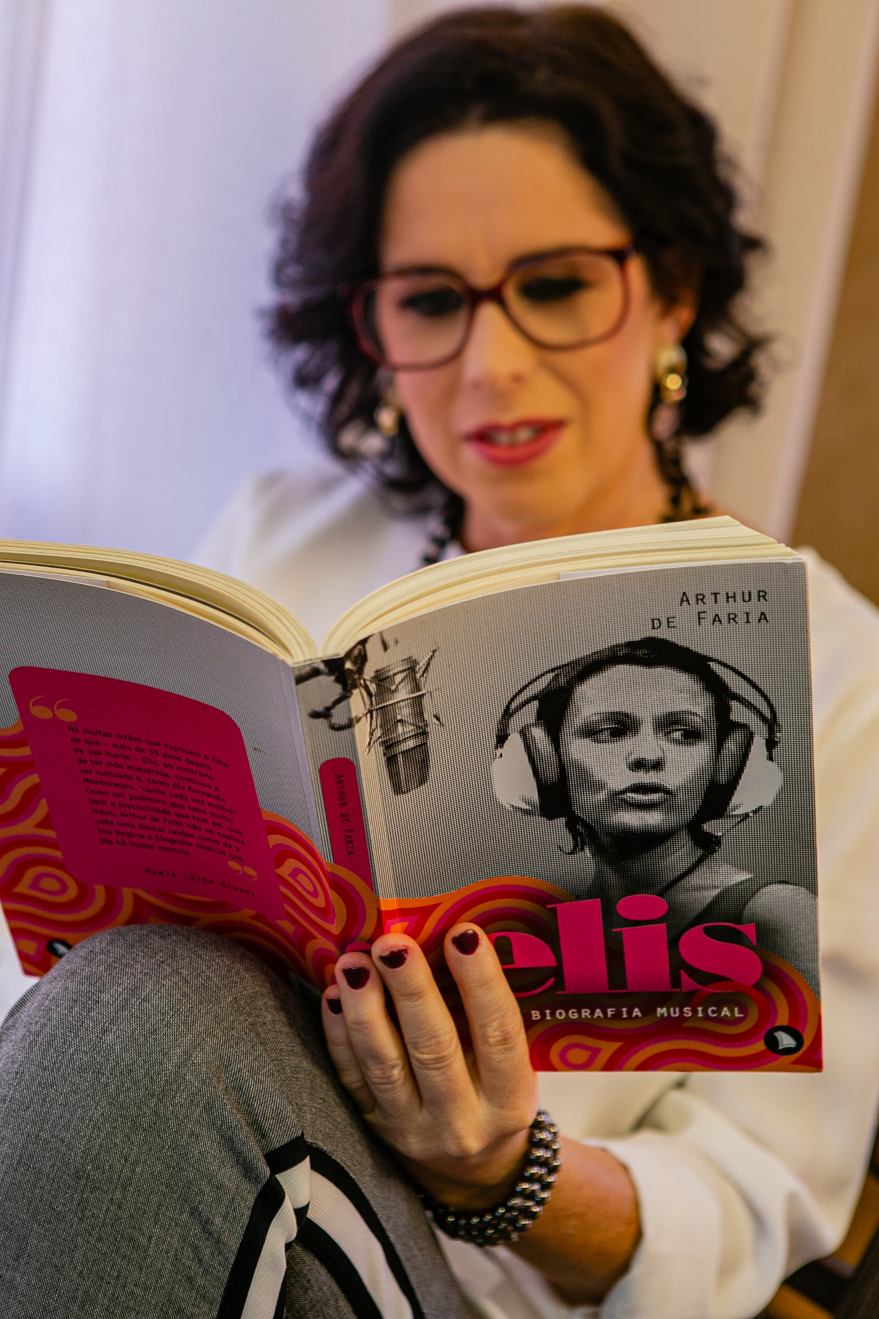 Carol Nogueira lendo a biografia musical da Elis Regina